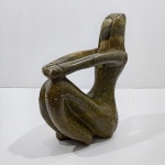 Escultura em Pedra Sabão, Figura Feminina Sentada, Sem a Base. Medidas: Altura: 32 cm, Largura: 9,5 cm, Comprimento: 23 cm, Peso: 7100 g.