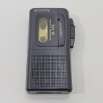 Gravador Microcassete, Marca Sony, Modelo M-405, Não testado o funcionamento. Medidas: Altura: 115, cm, Largura: 2 cm, Comprimento: 5,5 cm, Peso: 130 g.