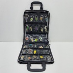 Bolsa Mostruário de Chaveiros, Em Courinho Preto com Zíper, Com 27 Chaveiros Promocionais. Medidas da Maleta: Altura: 45 cm, Largura: 2 cm, Comprimento: 27 cm, Peso Total: 840 g.