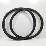 Par de Pneus de Bicicleta Ilio L199, Marca Pirelli, 40-635 (29X1. 1/2), sem uso. Medidas de Um: Altura: 72 cm, Largura: 2,5 cm, Comprimento: 71,5 cm, Peso Total: 1600 g.