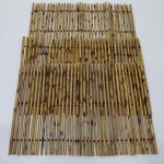 Lote com 3 Descanços de Panela em Bambu, Com Detalhes. Medidas de Um: Altura: 0,5 cm, Largura: 30,5 cm, Comprimento: 45 cm, Peso Total: 1050 g.