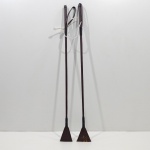 Par de Chicotes de Equitação, Em Couro, Com Detalhes. Medidas de Um: Altura: 72 cm, Largura: 0,5 cm, Comprimento: 4 cm, Peso Total: 180 g.