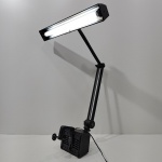 Luminária Prancheta Articulada, Ilutec industria Brasileira, Ligando, mas não testado o funcionamento. Medidas: Altura: 85 cm, Largura: 25,5 cm, Comprimento: 47,5 cm, Peso: 1300 g.