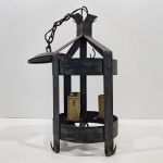 Lustre Pendente, Estilo Medieval, Em Ferro, Com Detalhes, Não testado. Medidas: Altura: 48,5 cm, Largura: 27 cm, Comprimento: 27 cm, Peso: 4200 g.