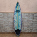 Prancha de Surf, com assinatura ilegível, em bom estado de conservação, acompanha a capa. Medidas: Altura: 193 cm, Largura: 16 cm, Comprimento: 49 cm, Peso: 4 g.