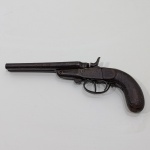 Antiga Garrucha, Cana Duplo, Coronha em Madeira Entalhada e Decorada com Pingos de Prata, 380, Sem Marca Aparente, Com Oxidação Natural pelo Tempo, Com Mecanismo Funcionando, Arma Obsoleta. Medidas: Altura: 9,5 cm, Largura: 3 cm, Comprimento: 24,5 cm, Peso: 390 g. Art.3º, inciso XXI, da lei nº 10.826 (Estatuto do Desarmamento), peça deve ser retirada pessoalmente ou por transportadora pois não pode ser enviado pelo Correio.  