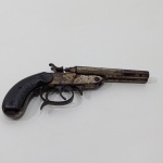 Antiga Garrucha, Cana Duplo, Coronha em Plástico Rígido, Marca , Com Oxidação Natural pelo Tempo, Com Mecanismo Funcionando, Arma Obsoleta. Medidas: Altura: 8,5 cm, Largura: 3 cm, Comprimento: 20 cm, Peso: 340. Art.3º, inciso XXI, da lei nº 10.826 (Estatuto do Desarmamento), peça deve ser retirada pessoalmente ou por transportadora, pois não pode ser enviado pelo Correio.  