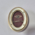 maravilhosa reliquia de primeiro grau de SANTA LUZIA VIRGEM E MARTIR. teca maravilhosa, com detalhes em madrepérola.  lacre intacto com marca da postulação.