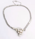 Colar em Ouro Branco 720/750 Com Pendente Fixo "Cacho" Com Aplicação de Pérolas Entre 3,5 e