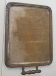 Bandeja de metal retangular, com bordas elevadas e alças laterais ( SEM 1 ALÇA) utilizada para transportar ou servir alimentos, bebidas e outros Medidas:45x32 cm sem uma alça