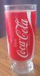 Copo de vidro com o logotipo icônico da Coca-Cola, incluindo a frase "Enjoy" e "Trade-mark®".  Altura: 16 cm