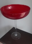 Arranjo elegante com taça de vidro vermelha e base transparente. Este arranjo encantador é uma combinação perfeita de design vibrante e elegância, ideal para transformar qualquer ambiente. Altura: 44 cm e Diâmetro: 35 cm ( boca taça) Lote com falhas na pintura no vidro.