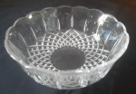 Saladeira em cristal translúcido italiano, lapidação no padrão joalheria na parte inferior, borda em ondulado floral. , manufatura ROYAL CRYSTAL ROCK.- Medidas: 22x9 cm