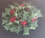 Centro de mesa vintage de Natal com visco, azevinho e frutos silvestres, coroa de velas.