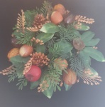 Centro de mesa vintage de Natal com visco, azevinho e frutos silvestres, coroa de velas.