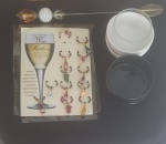 Lotes com potes em cerâmica, marcador de taças e  um misturador.