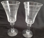 Duas taças de pé alto com acabamento em lapidações e corpo trabalhado - Altura: 21 cm