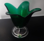 Delicado enfeite em vidro na cor verde, com pé transparente e pontas recortadas em forma de pétalas. Adquirido no STUDIO NOVA, Portugal. Altura: 18 cm - Lote com pequeno bicado.