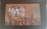 Porta-retrato é retangular, com tema Walt Disney World Resort. Ele possui uma imagem decorativa com personagens clássicos da Disney