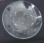 Elegante saladeira em vidro grosso. Diâmetro: 27 cm