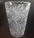 Cristal. Este pequeno vaso floral em cristal tcheco é uma peça de excepcional beleza e refinamento. Fabricado com cristal de alta qualidade, ele apresenta uma lapidação detalhada e requintada, que é verdadeiramente impressionante. Altura: 16 cm Diâmetro: 11 cm ( boca)