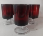 Sete copos de licor em vidro francês na cor rubi, com base translúcida, marcada FRANCE em seu reverso. Altura: 7 cm