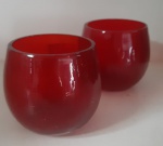Lote com dois em vidro vermelho craquelado - Altura: 7 cm