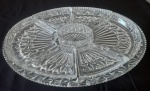 Petisqueira de cristal lapidado com sete recipientes sobre bandeja oval.- Medidas: 40x28 cm - Lote com lascado na bandeja oval