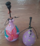 Duas peças decorativas artesanalmente feitas em cabaça, representando figuras femininas., ambas assinadas -Altura: 16 cm e 24 cm