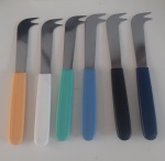 conjunto faca dois dentes com cabo colorido para queijo com seis unidas
