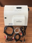 Projetor Hitachi CP AW 2519 3 LCO funcionando.
