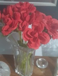 Arranjo artificial com flores de tecido na cor vermelho , reunidas em um buquê volumoso - Vaso para ilustração.