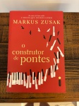 O Construtor  de  Pontes  ( do autor do Best Seller - A Menina que Roubava Livros )  Markus Zusak.Med. 25 alt X 16 larg