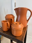 Conj. Em Barro Queimado contendo: Bule Café - Med. 15 Alt.,  Jarra - Med. 23 Alt ,                  Açucareiro - Med. 10 Alt. , Leiteira - Med. 10 Alt
