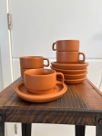 5 Xícaras com Pires em Barro Queimado - Med. 10 Alt ( xicaras) X 9 Diam. X 14 Diam. ( Pires ) -