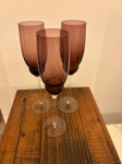 3 taças em vidro na tonalidade Uva  Med.  26 alt. X 7 larg. base