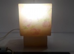 Diferente abajur confeccionado com vela, com deixada decoração em motivo floral, Medidas: L 15cm x A 20cm x  15cm.