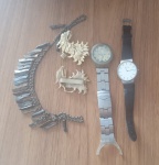 Lote 5 bijuterias usadas: Maxi colar boho metal escurecido com franjas  Relógio feminino aço (mostrador sujo/parado)  Relógio pequeno couro marrom (vidro trincado),duas peças douradas.