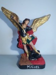 Linda escultura Miguel Arcanjo em gesso, em policromia, Medidas: 37x15,5cm.