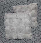 Duas almofadas na cor cinza, com aplicação de rosas cinza dispostas lado a lado em tecido organza, e um elegante cetim na parte de trás da almofada. A combinação das delicadas rosas com o brilho suave do cetim cria um efeito visual encantador e sofisticado, ideal para adicionar um toque de elegância e charme ao seu espaço. - Medidas>: 40x40 cm