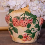 Vaso em faiança morangos. Medidas aprox.: 55(circ) ou 17,52(diâm) x 18,5 (a).