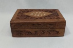 Caixa em madeira, tampo com flores entalhadas e aplicações, forrada com veludo. Medidas aproximadas: 17,5(L)x12,5(p)x6(a).