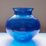 Vaso em vidro azul royal. Medidas aproximadas: 20(a) x 13(d - boca); 69cm (circ corpo).
