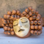 Vaso de cerâmica Cabeça de Bolas produzido pela artista plástica pernambucana Delly Figueiredo. Medidas aproximadas: 29(l)x20(a)x28(p).