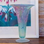 Vaso de vidro artístico vintage azul claro fosco e mesclas coloridas pintadas à mão no formato de cone. Medidas aproximadas: 26(a)x18(d-boca).