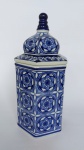 Diferenciado potiche em porcelana branca sextavada com bela pintura em azul cobalto , tampa no formato de abóboda. Medidas aproximadas: 13(d)x17(a), s/tampa) ou 29(a), c/tampa).