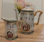 Antigos bule e leiteira em porcelana com cena galante medindo, respectivamente, 20cm(a) e 11,5cm(a)