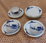 Jogo cafezinho 3 xícaras/pires (+ 3 pires avulsos) na cor bca c/ decoração azul representando paisagem campestre. Borda e pega dourados. Porcelana japonesa Noritake. Medidas aproximadas: pires 9cm(d); xícaras 3,5(a)x5(d).