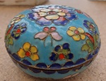 Porta-joias flores redondo cloisoné. Apresenta desgastes no dourado das bordas internas; Medidas aproxim. 4X7;cm