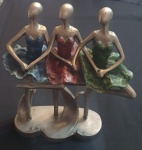 Efígies de graça e movimento, três bailarinas dançam em perfeita harmonia. Seus corpos esguios e elegantes se entrelaçam numa coreografia imortalizada . A luz desliza sobre as formas, revelando nuances e sutilezas, realçando a beleza etérea e a delicadeza do gesto. Uma obra que traduz, em matéria, a poesia da dança. Altura: 19x8x28 cm